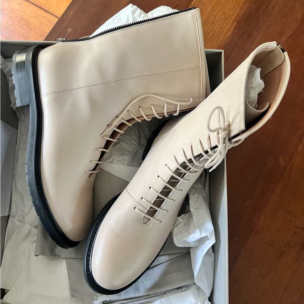 Legres lace-front, zip back combat boot in Dirty Nude 40 new